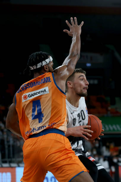 更让队友士 更让队友士